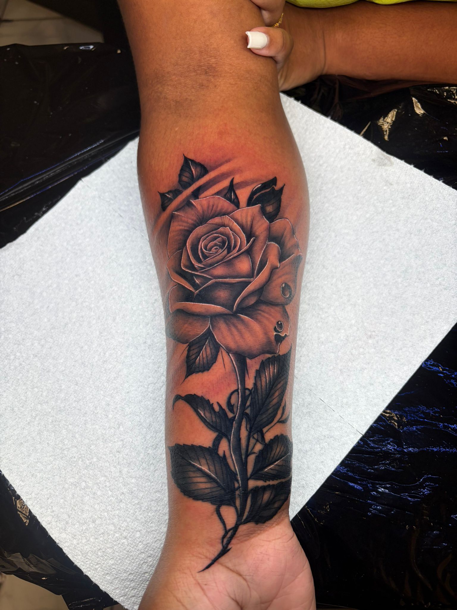 Tatouage réaliste noir et gris - Next Tattoo Logistic Paris 11